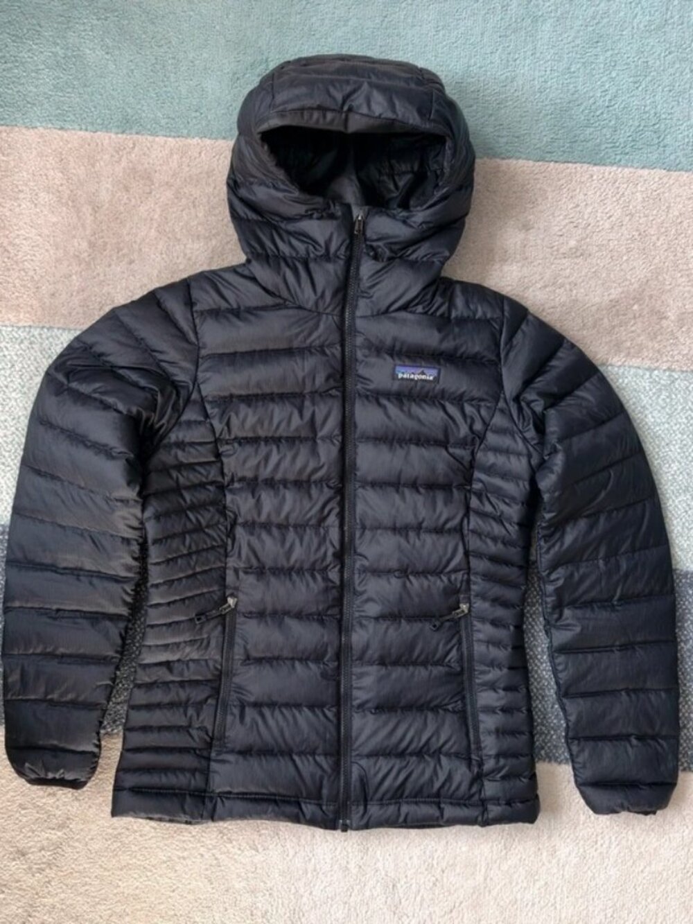 Womenโs Patagonia Down Sweater Hooded Jacket, Black, XS